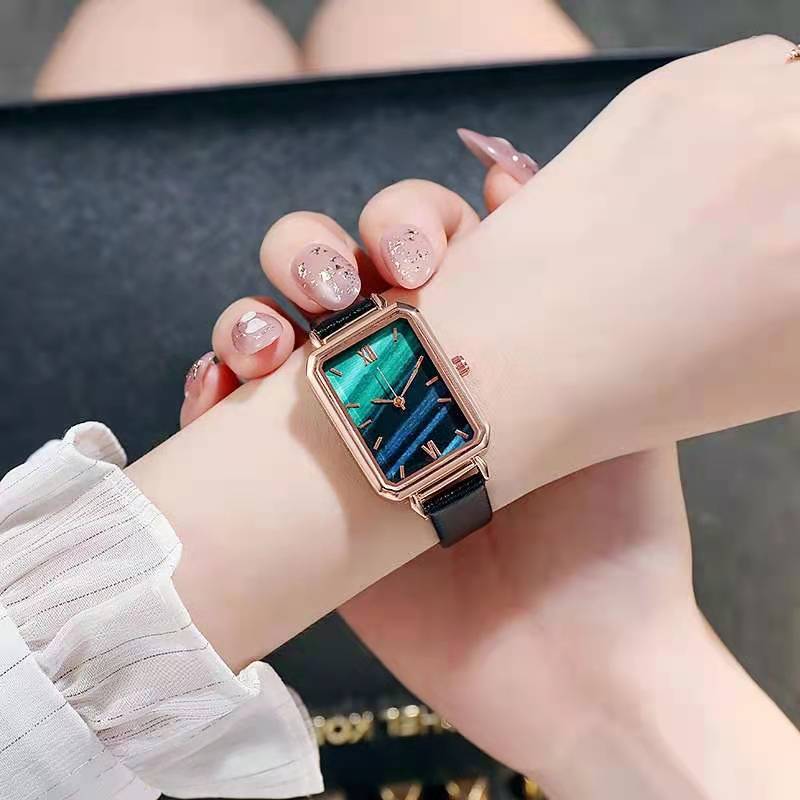 Fashionable casual vintage Roman Quartz Feminine Leather Watch Sky Fantasy Style minimalist bracelet watch Lucky five-leaf grass